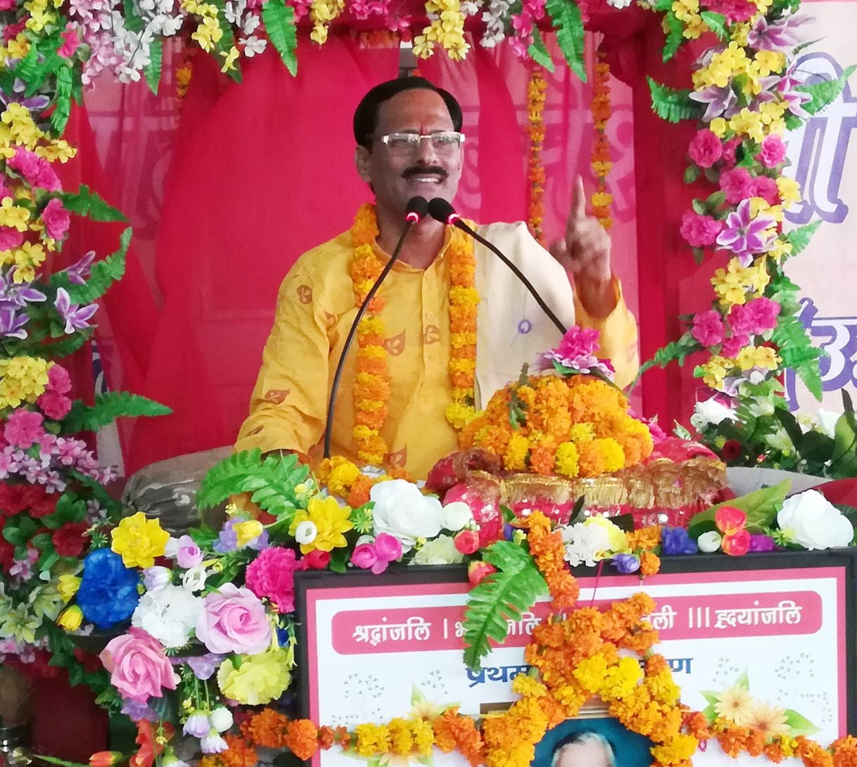12ए - श्रीमद् भागवत कथा करते कथा वाचक उमेश। (मवाना)