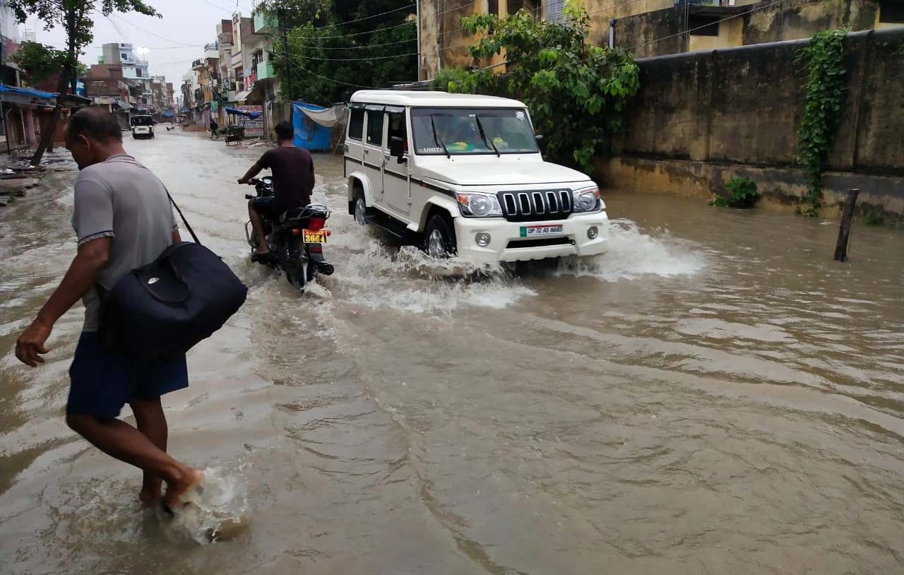 कुंडा के खैराती रोड पर भरा पानी।