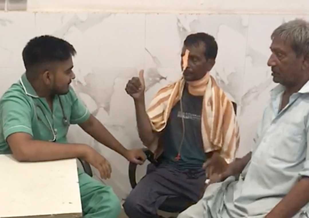 आयुष्मान योजना में कैंसर का ऑपरेशन होने के बाद डॉक्टरों से बात करते दीपक आयुष्मान योजना में कैंसर का ऑपरेशन होने के बाद डॉक्टरों से बात करते दीपक