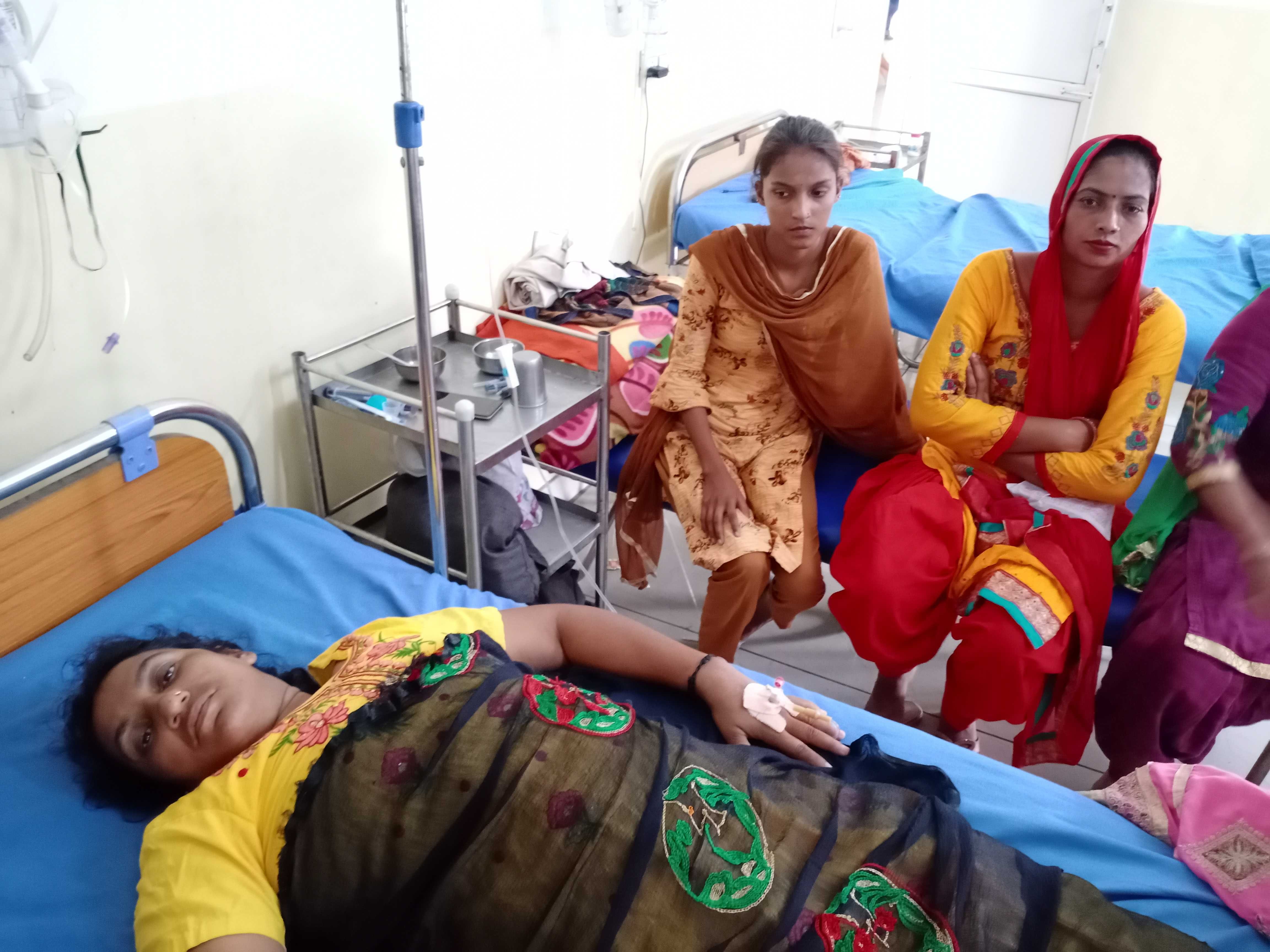 अस्पताल में ईलाज के दौरान गांव महमुदपुर की सुदेश। अस्पताल में ईलाज के दौरान गांव महमुदपुर की सुदेश।
