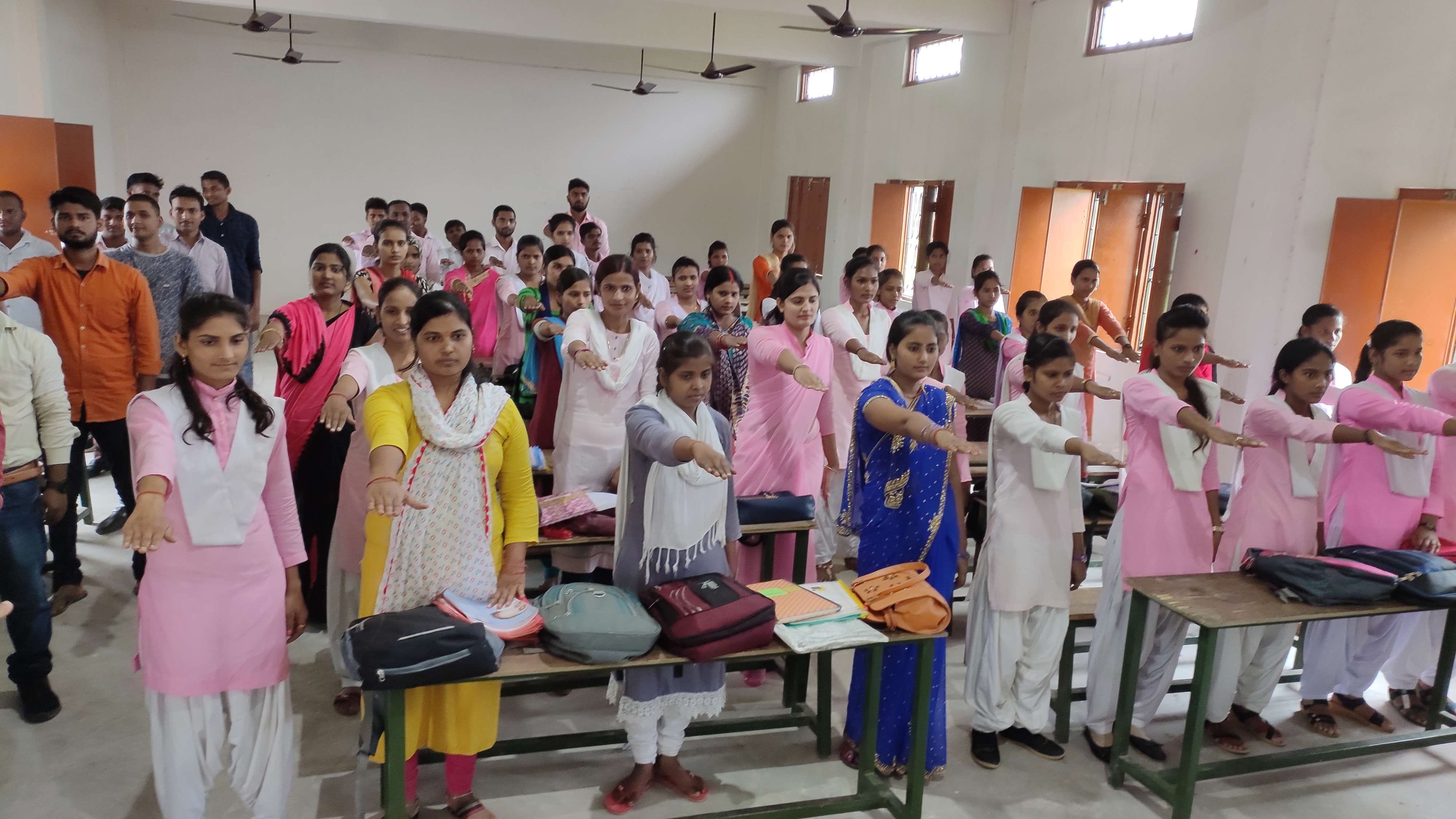 परदहा ब्लाक के भार स्थित रामअवध सिंह महाविद्यालय में जल संरक्षण एंव प्लास्टिक मुक्त की शपथ लेते ?
