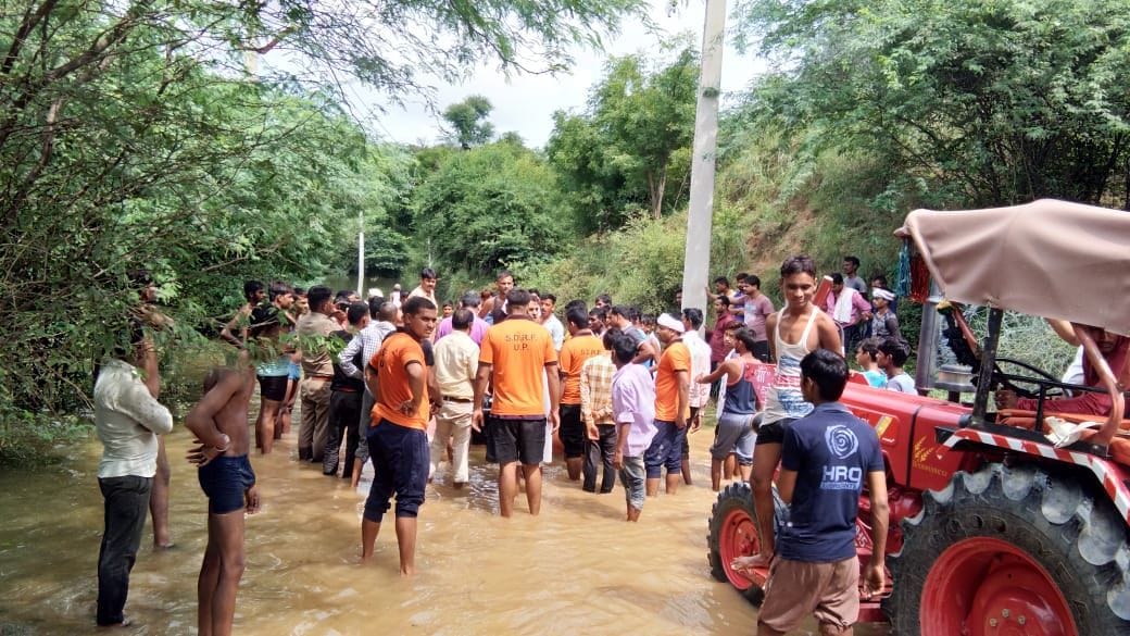 कुसे पुरा गांव में मदद को पहुंची एचडीआर की टीम