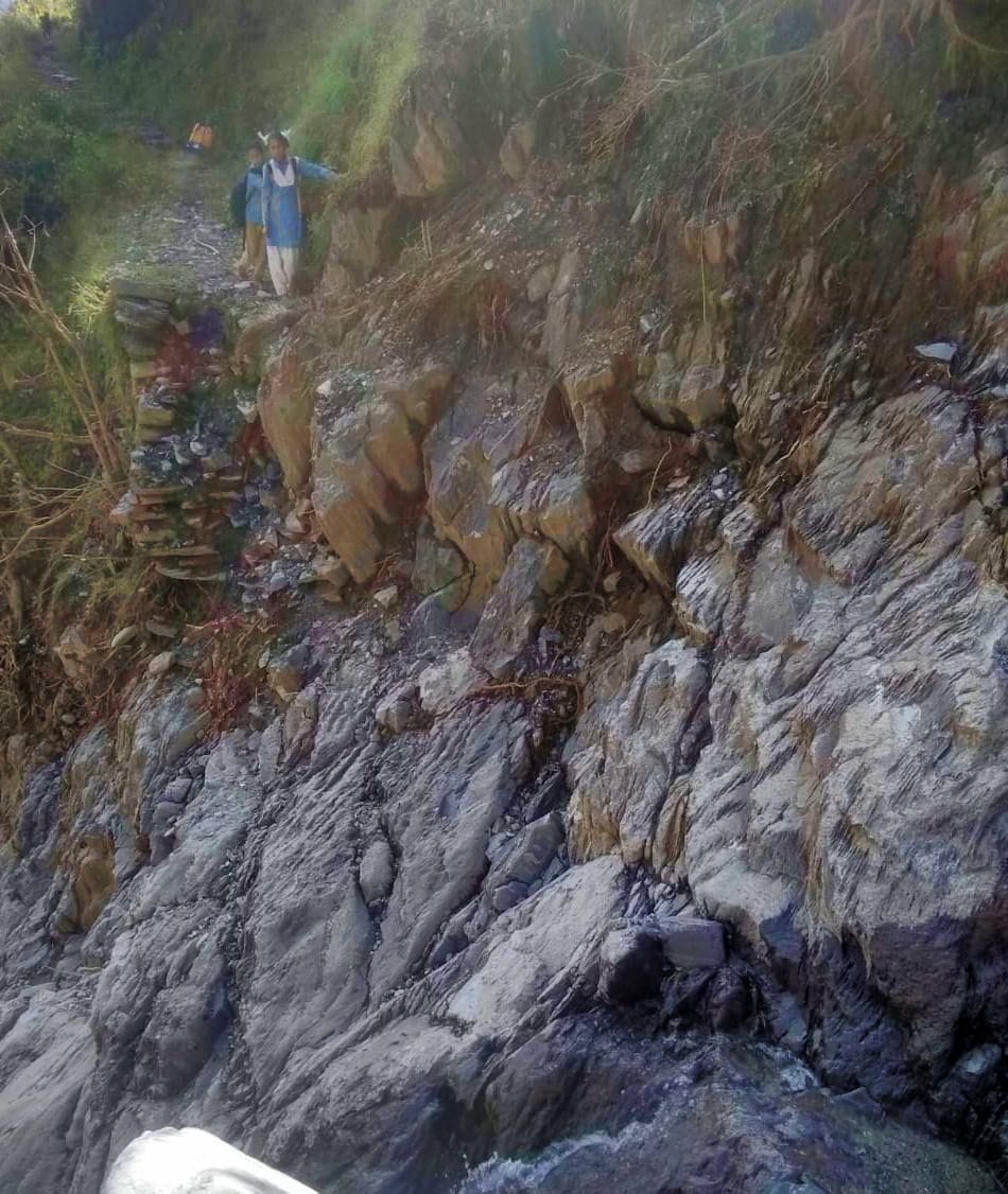 पिथौरागढ़ के नाचनी में पिछले दिनों आई आपदा के बाद रास्ते बह गए। ऐसे में नाचनी के कोट्यूड़ा में स्? पिथौरागढ़ के नाचनी में पिछले दिनों आई आपदा के बाद रास्ते बह गए। ऐसे में नाचनी के कोट्यूड़ा में स्?