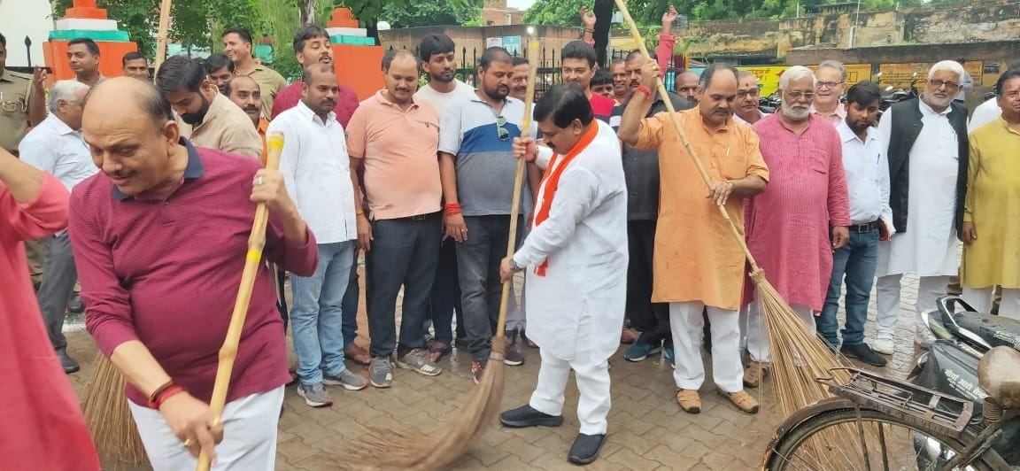 प्रधानमंत्री नरेंद्र मोदी के जन्मदिन पर जिला अस्पताल में सफाई करते सांसद संगमलाल गुप्ता और पूर् प्रधानमंत्री नरेंद्र मोदी के जन्मदिन पर जिला अस्पताल में सफाई करते सांसद संगमलाल गुप्ता और पूर्