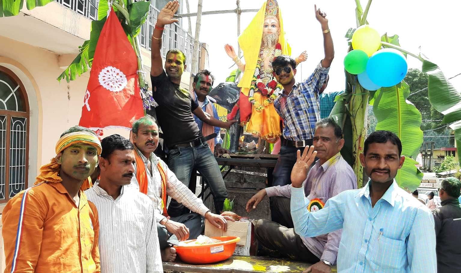 लोहाघाट में भगवान विश्वकर्मा की मूर्ति को विसर्जित करने ले जाते लोग।