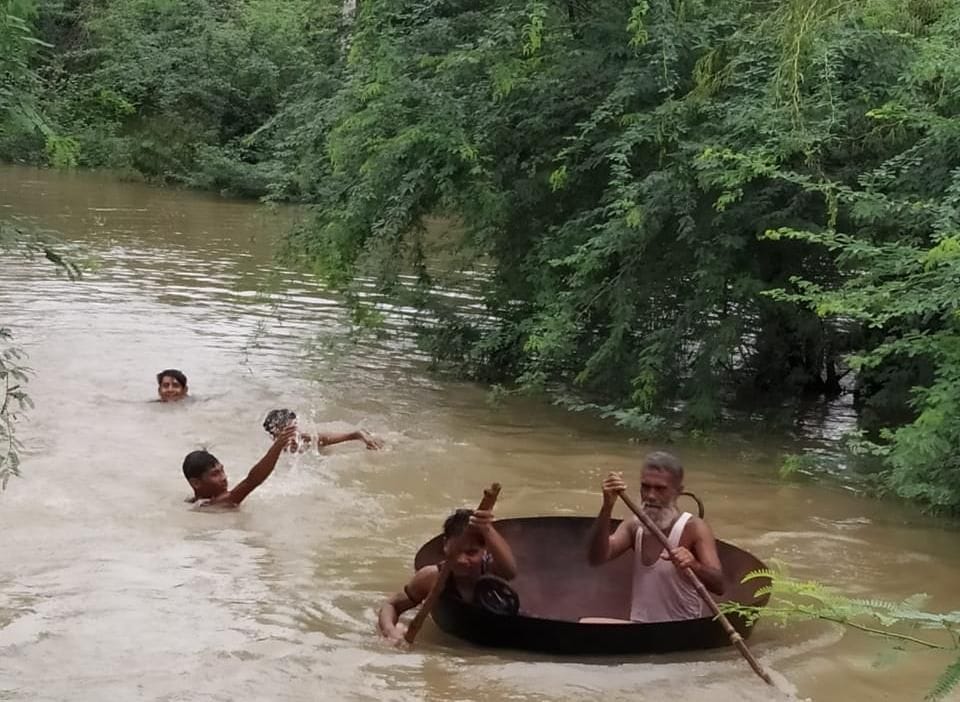 कढाओ पर बैठकर निकलते ग्रामीण
