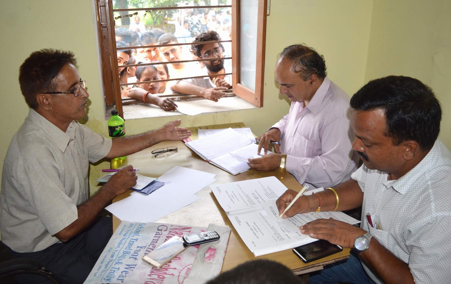 ब्लॉक मुख्यालय विकासनगर में काउंटर पर नामांकन पत्रों की बिक्री करते कर्मचारी। ब्लॉक मुख्यालय विकासनगर में काउंटर पर नामांकन पत्रों की बिक्री करते कर्मचारी।