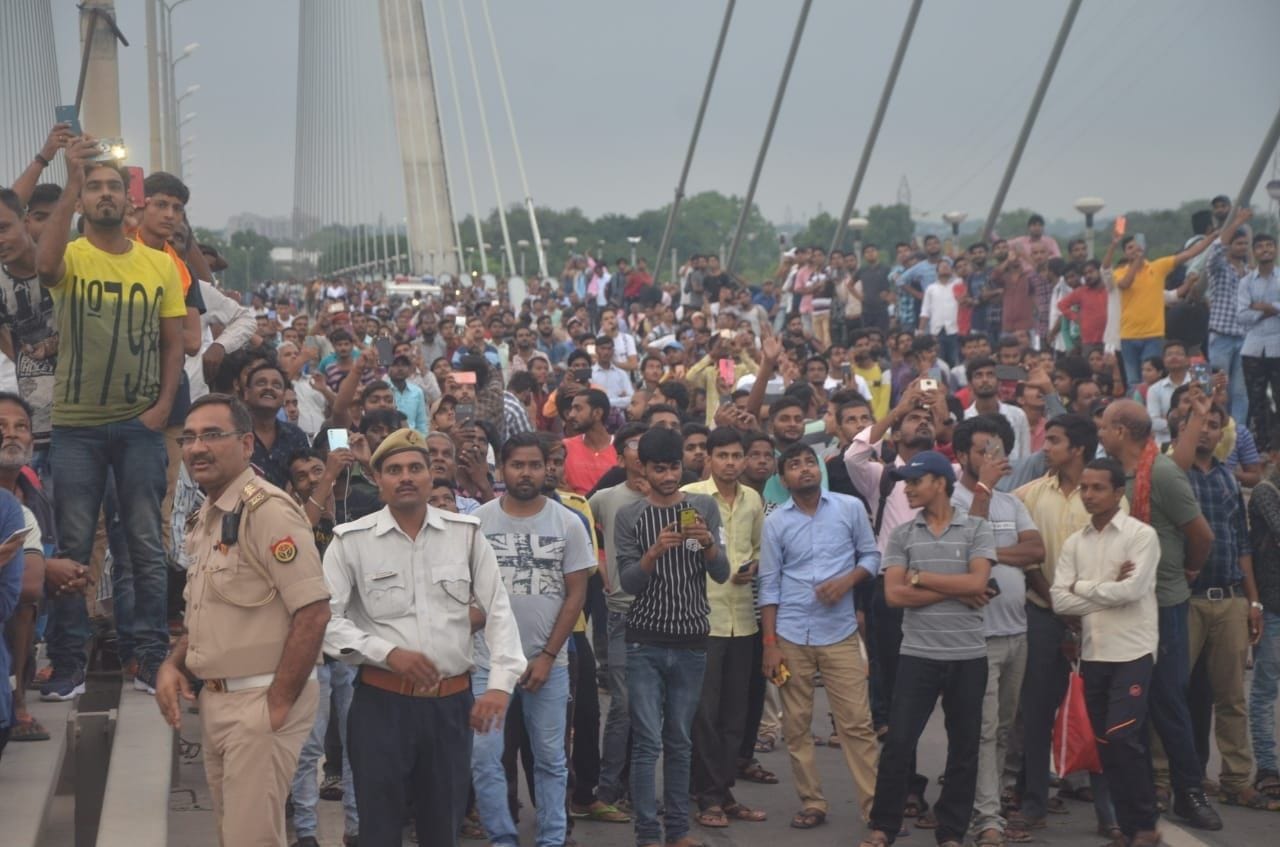नए पुल से बुधवार को बनारस से बुलाई गई क्रेन से नीचे उतारा जा रहा तिरंगा झंडा लेकर चढ़ा युवक रजनीका? नए पुल से बुधवार को बनारस से बुलाई गई क्रेन से नीचे उतारा जा रहा तिरंगा झंडा लेकर चढ़ा युवक रजनीका?