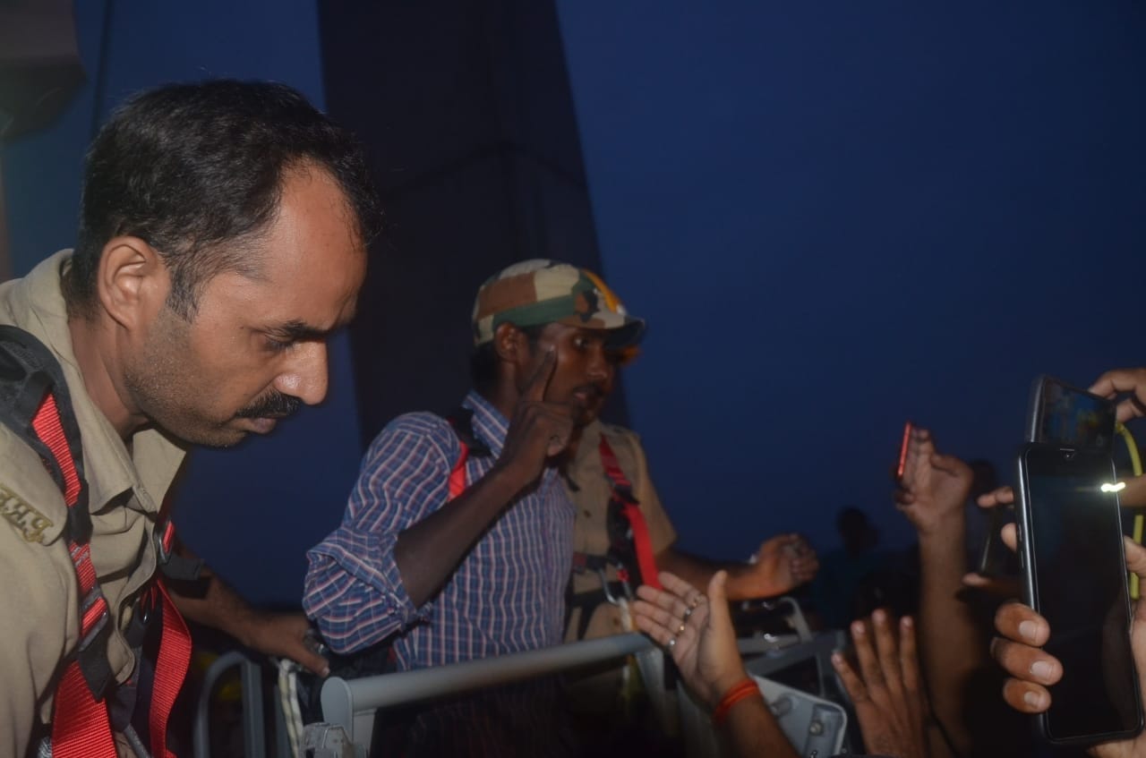 नए पुल से बुधवार को बनारस से बुलाई गई क्रेन से नीचे उतारा जा रहा तिरंगा झंडा लेकर चढ़ा युवक रजनीका? नए पुल से बुधवार को बनारस से बुलाई गई क्रेन से नीचे उतारा जा रहा तिरंगा झंडा लेकर चढ़ा युवक रजनीका?