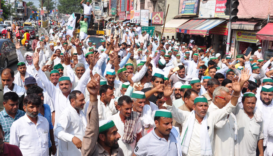 सहारनपुर में भारतीय किसान यूनियन के प्रदर्शन के दौरान कलक्ट्रेट जाते किसान