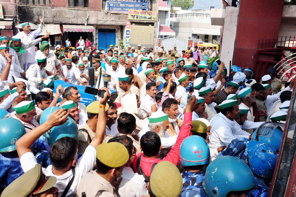 सहारनपुर में भारतीय किसान यूनियन के प्रदर्शन के दौरान कलक्ट्रेट जाते किसान