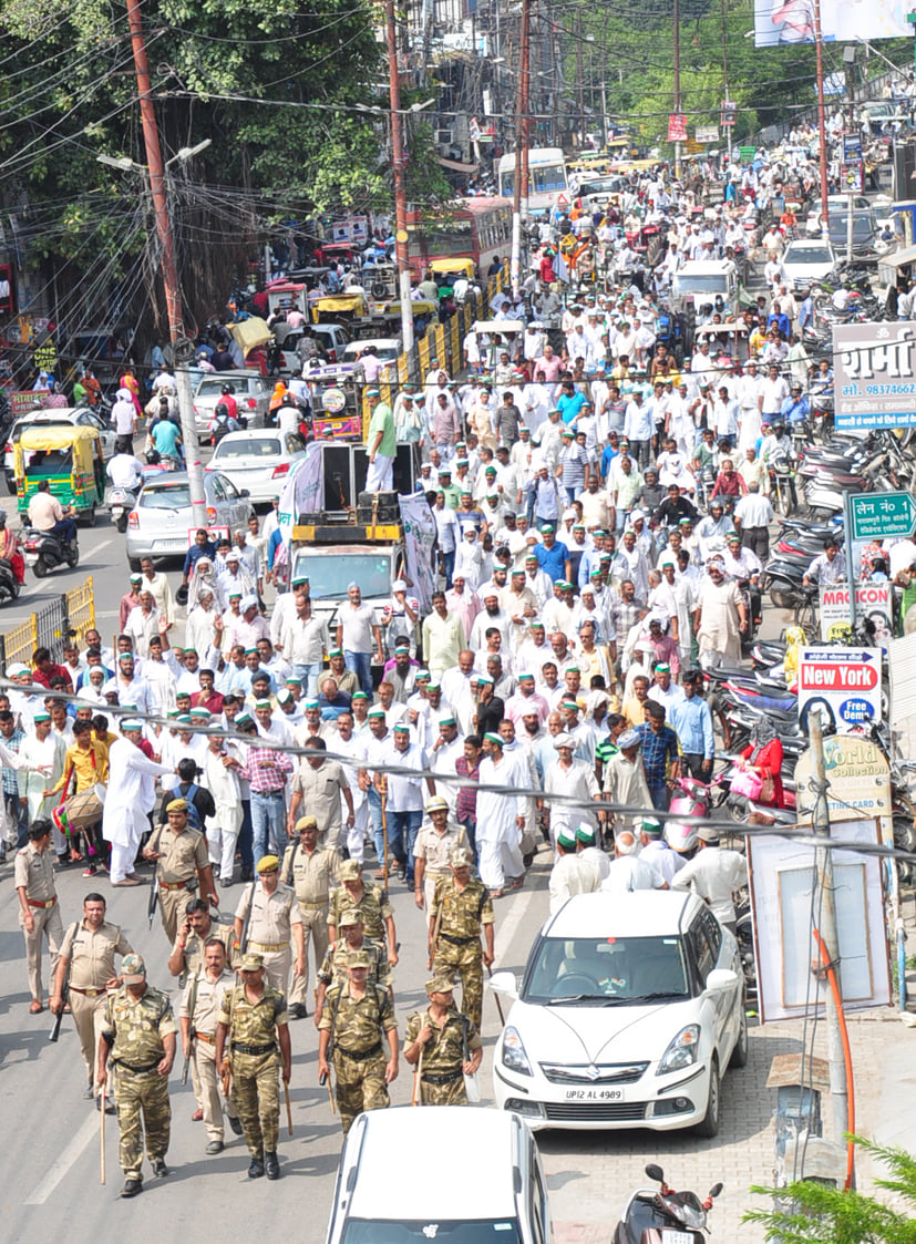 सहारनपुर में भारतीय किसान यूनियन के प्रदर्शन के दौरान कलक्ट्रेट जाते किसान