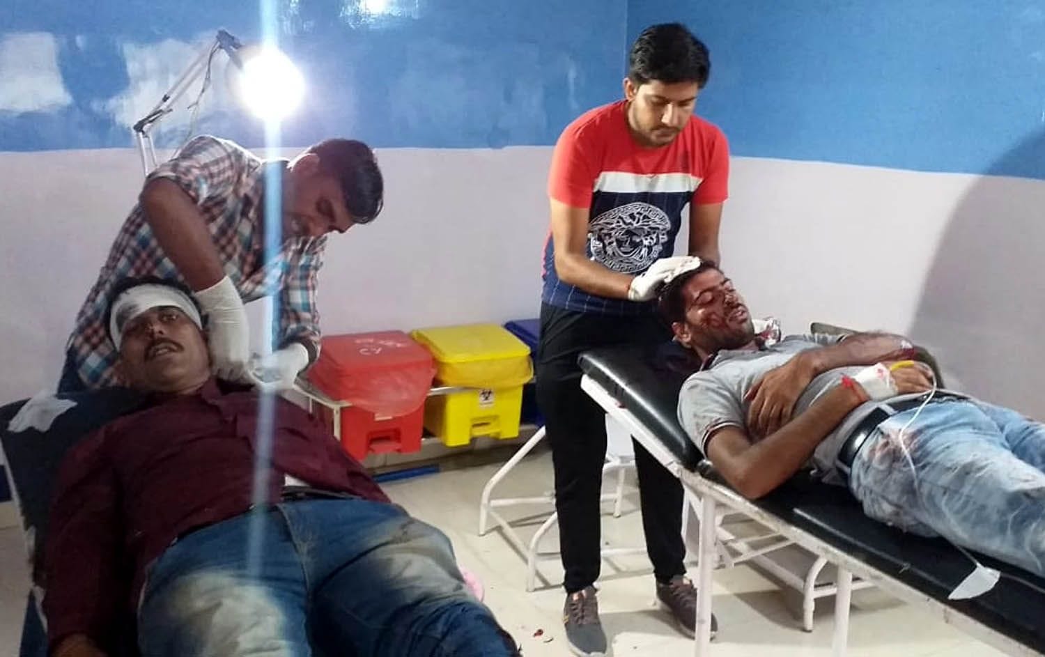 असंतुलति होकर बस के पलटने से घायल हुए लोगों का नागरिक अस्पताल में चल रहा इलाज।