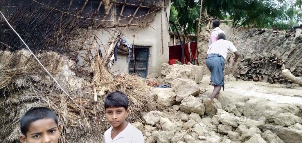 बाघराय के नारंगपुर में घर गिरने के बाद मलबा हटने का प्रयास करते लोग। बाघराय के नारंगपुर में घर गिरने के बाद मलबा हटने का प्रयास करते लोग।