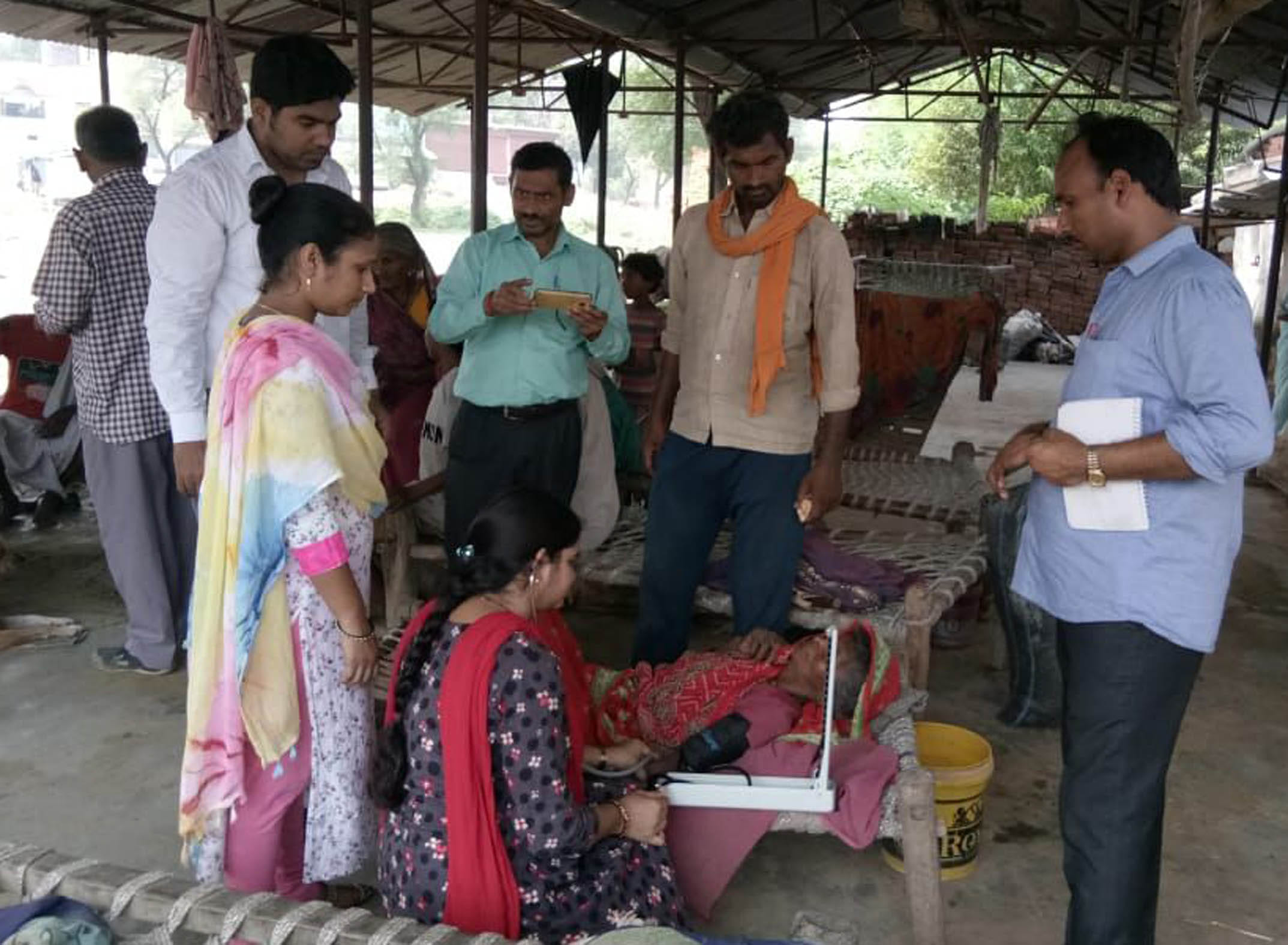 बाढ़ प्रभावित इलाकों के मरीजों की जांच करती स्वास्थ्य विभाग की टीम।