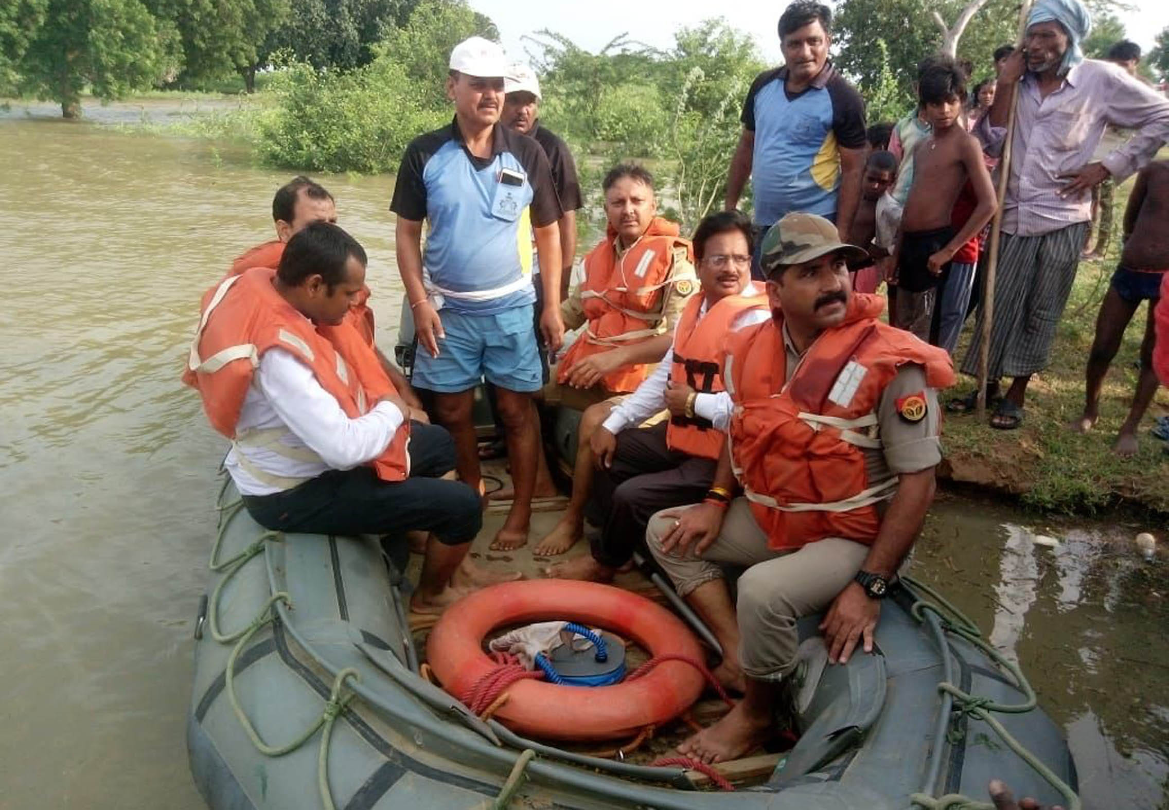 पुलिस स्टीमर में एडीएम, एएसपी व एसडीएम।