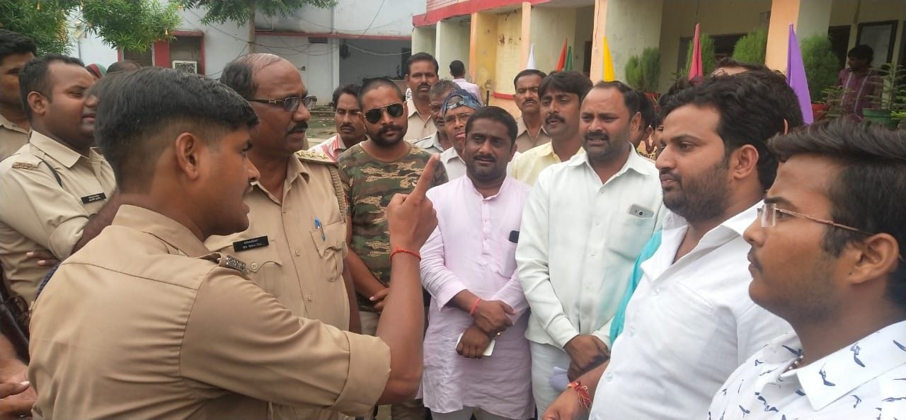 कोतवाली में सपा छात्र नेताओं से बात करते पुलिसकर्मी कोतवाली में सपा छात्र नेताओं से बात करते पुलिसकर्मी