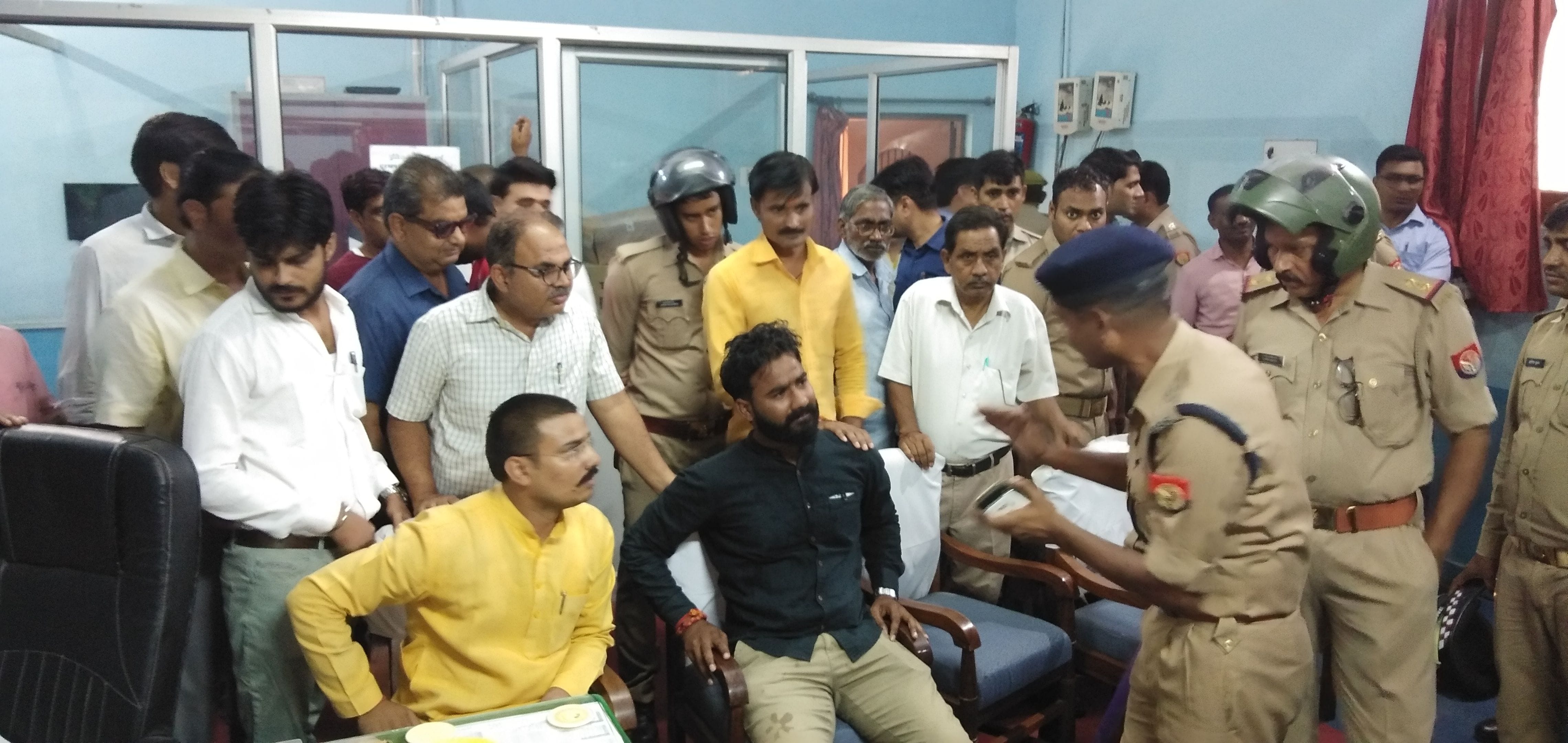 दयानंद डिग्री कॉलेज मैं छात्र को समझाते सीओ संतोष कुमार दयानंद डिग्री कॉलेज मैं छात्र को समझाते सीओ संतोष कुमार
