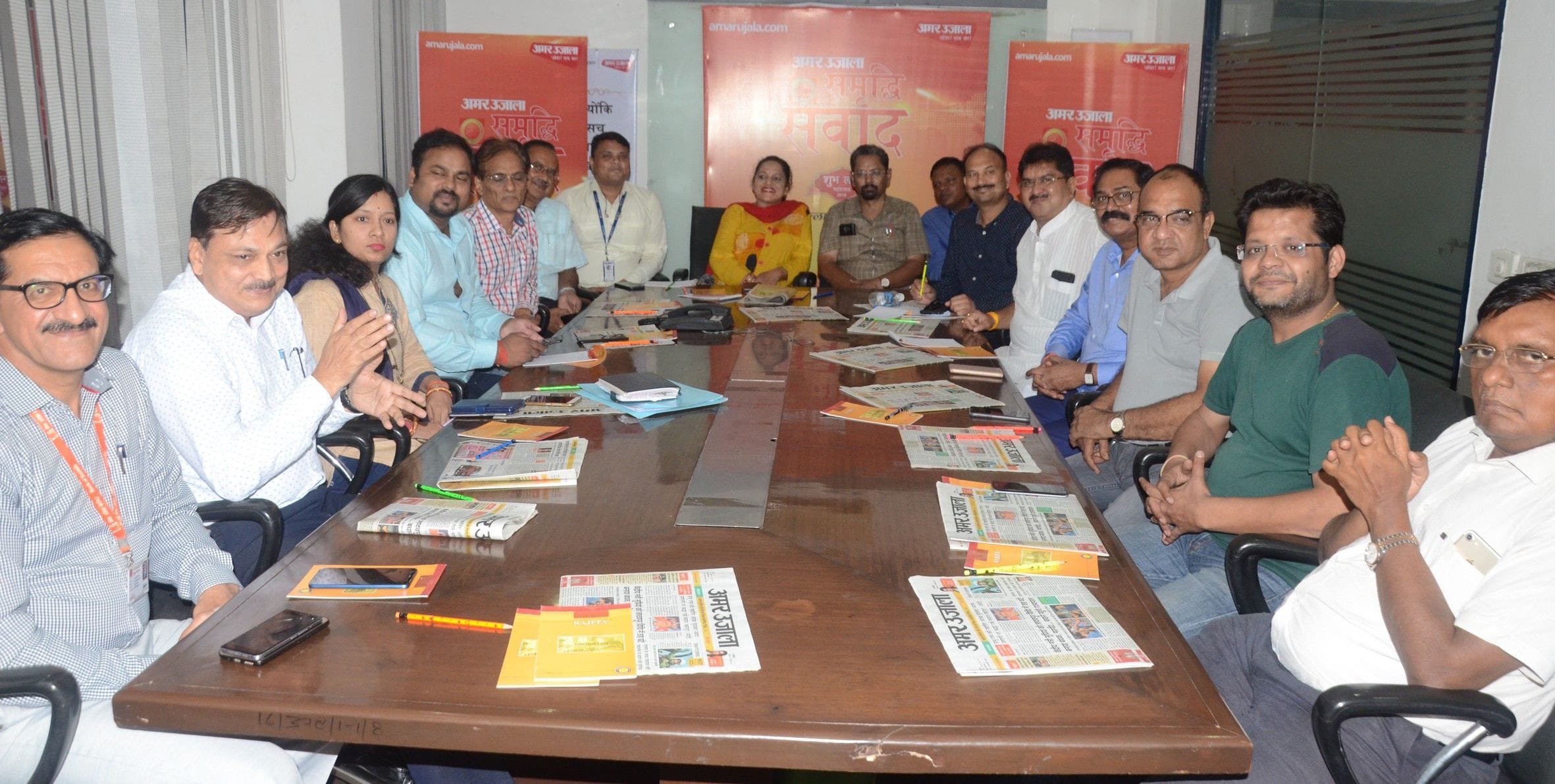 अमर उजाला समृद्धि संवाद कार्यक्रम में उपस्थित व्यापारी, शिक्षक व बैंक कर्मचारी।