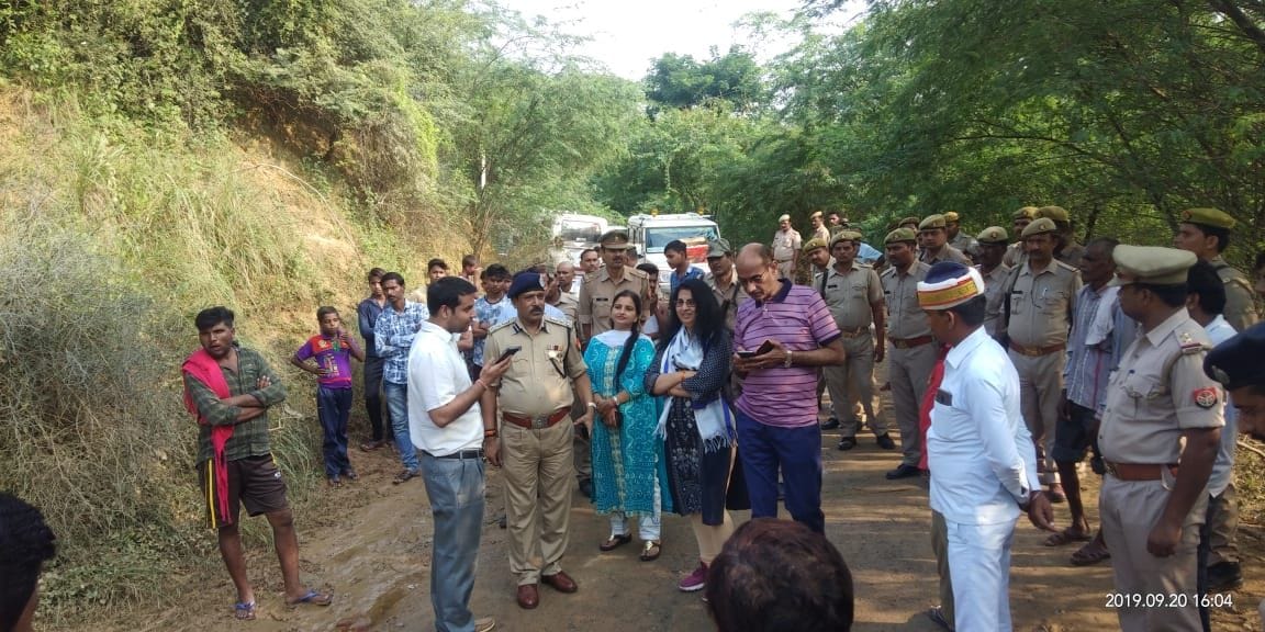 रामपुरा में बाढ़ क्षेत्र में डीएम से जानकारी लेती कमिश्नर व डीआईजी रामपुरा में बाढ़ क्षेत्र में डीएम से जानकारी लेती कमिश्नर व डीआईजी