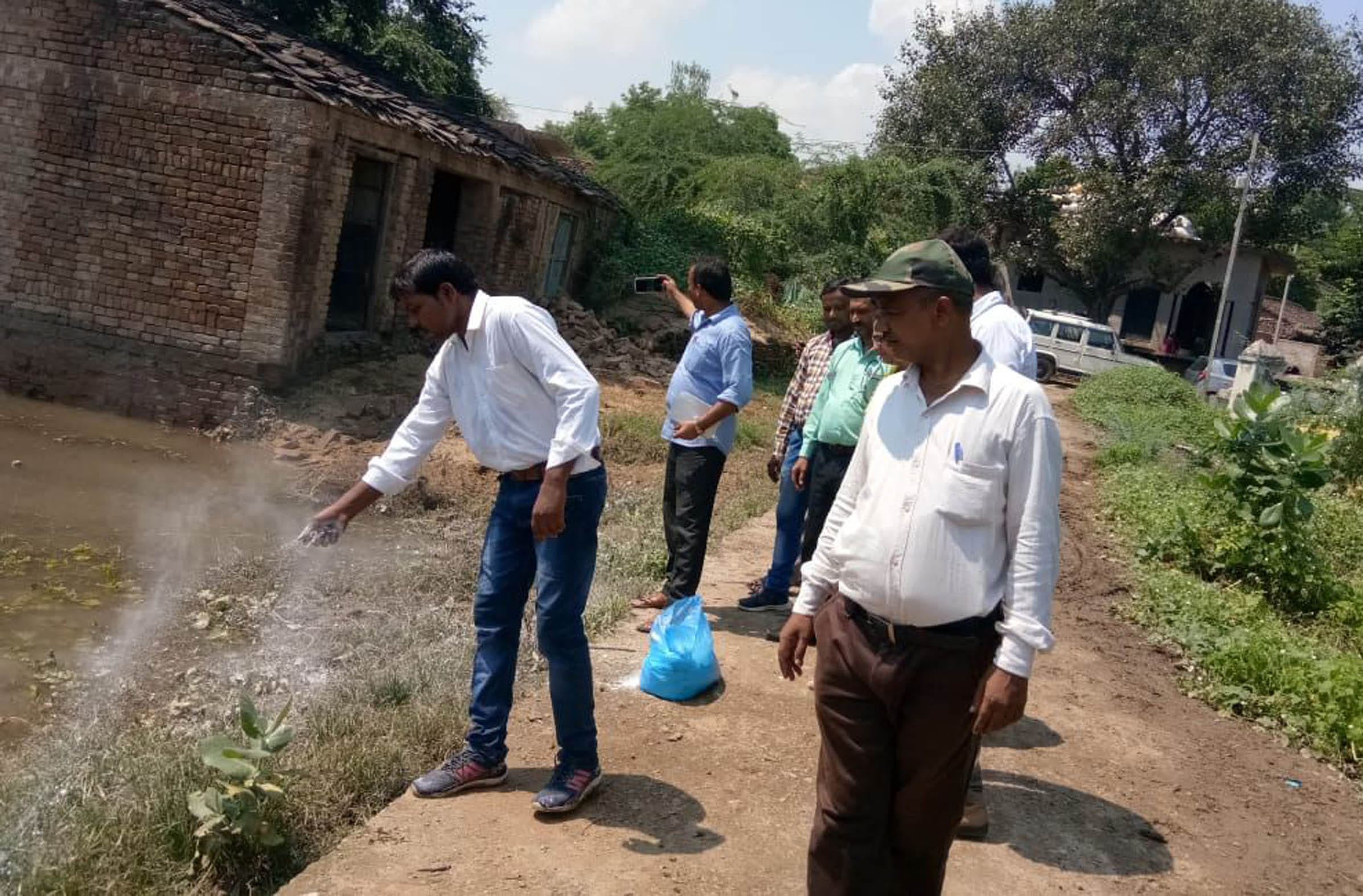 बाढ़ का पानी उतरने के बाद जसपुरा क्षेत्र में दवाओं का छ़िड़काव करती स्वास्थ्य विभाग की टीम।