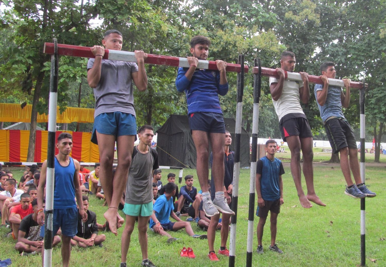 बनबसा सेना भर्ती में बीम अभ्यास करते युवक।