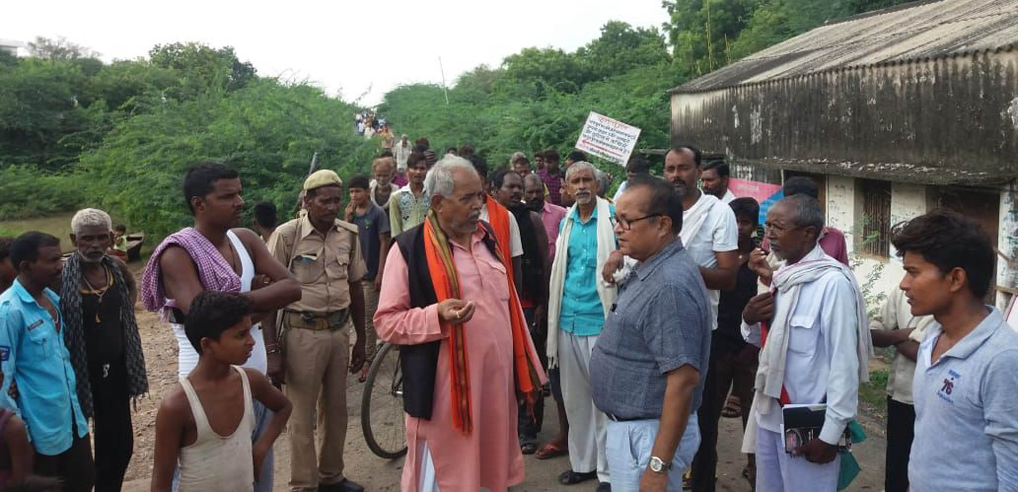 बबेरू में बाढ़ ग्रस्त क्षेत्र में एसडीएम को निर्देश देते विधायक चंद्रपाल कुशवाहा।