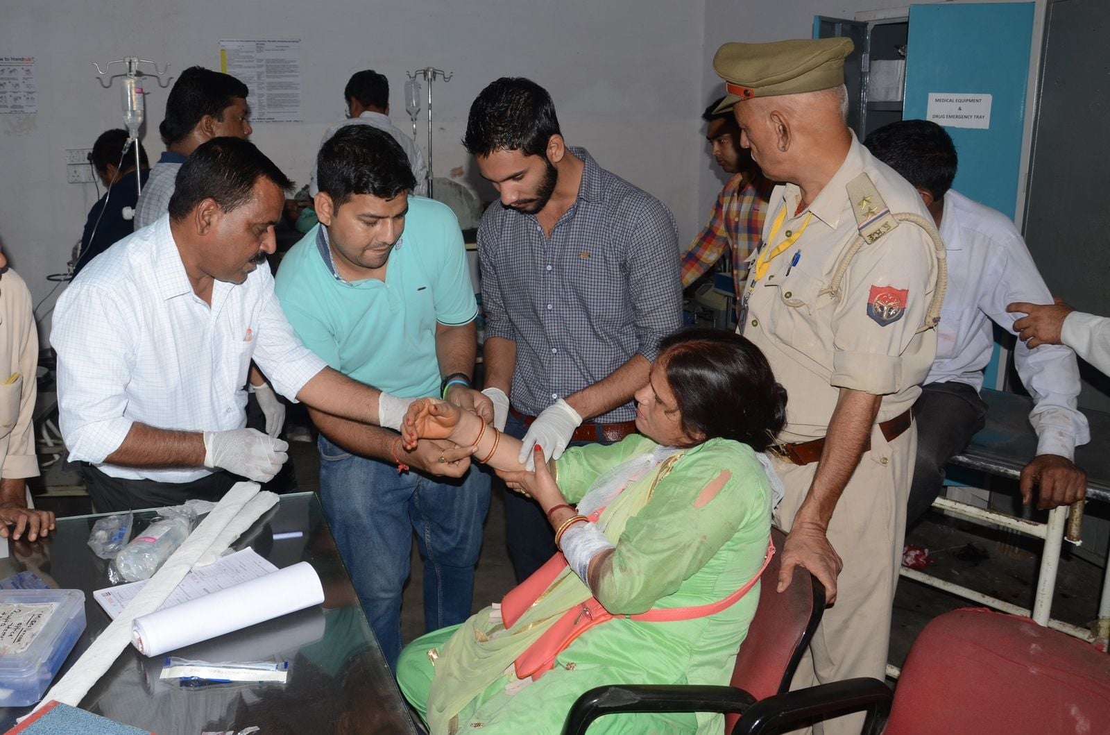 मंगलौर क्षेत्र के लिब्बरहेड़ी गांव के पास श्रद्धालुओं से भरी बस डिवाइडर से टकराने के बाद रुड़की ? मंगलौर क्षेत्र के लिब्बरहेड़ी गांव के पास श्रद्धालुओं से भरी बस डिवाइडर से टकराने के बाद रुड़की ?