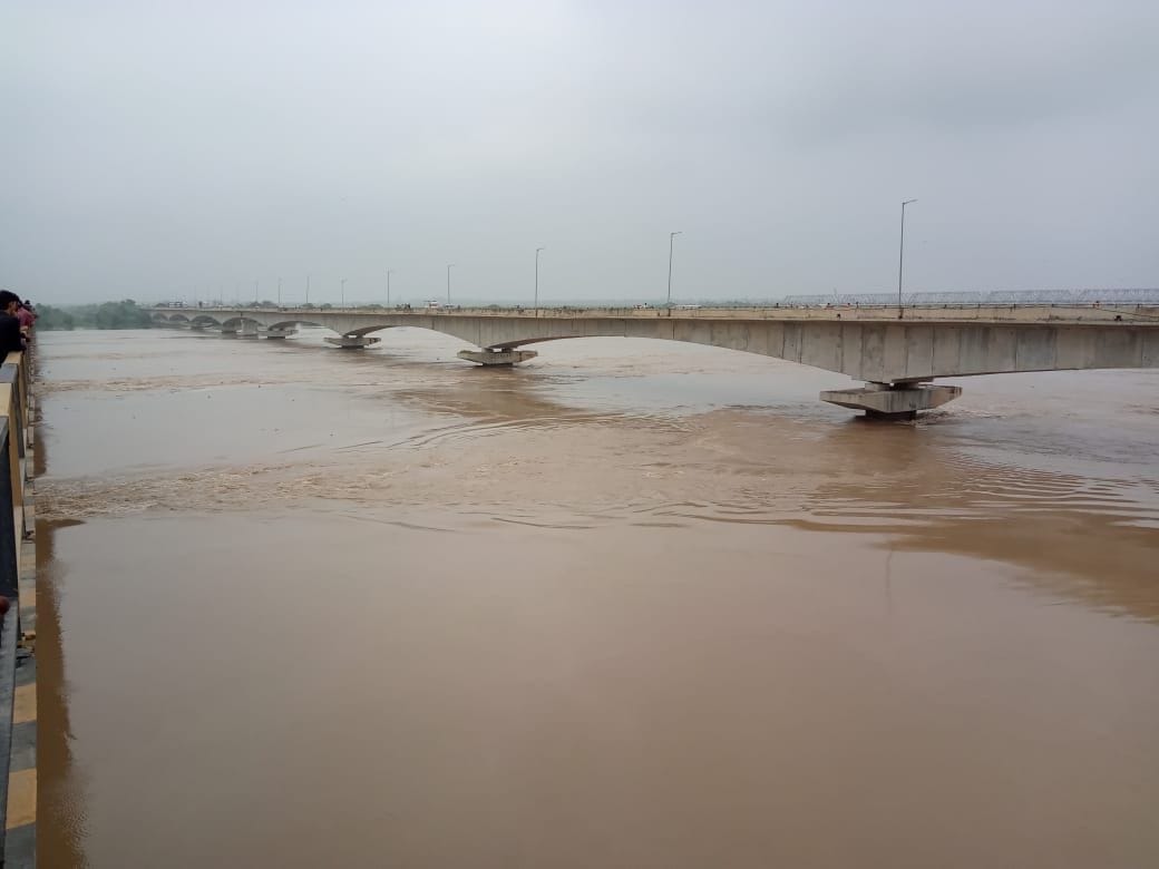 कालपी में यमुना का उतरा जलस्तर कालपी में यमुना का उतरा जलस्तर