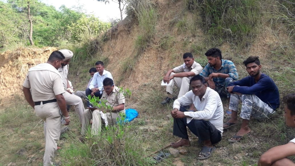 फोटो 1- जंगल से शव को बाहर निकालते ग्रामीण, कार्यवाही को अंजाम देते पुलिस के कर्मचारी, शव की जगह को म
