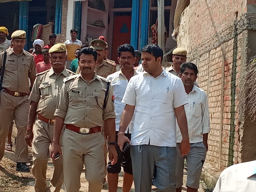 रामपुरा क्षेत्र के बैरागुढा बाढ़ क्षेत्र का निरीक्षण करते डीएम मन्नान अख्तर व एसपी सतीश कुमार