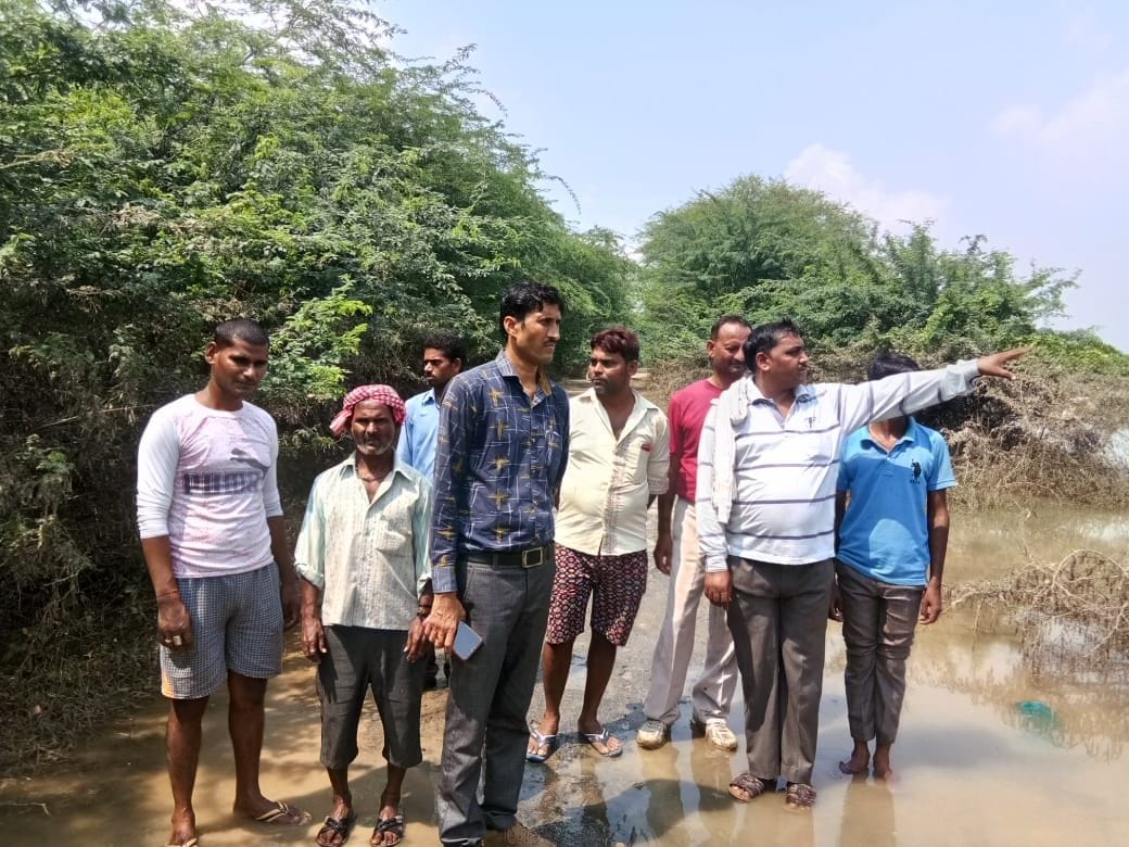 रायड दिवारा में बाढ़ की स्थिति देखती टीम