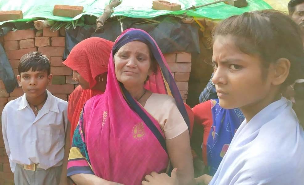 कुंडा के बरई बबुरी गांव निवासी शीतला सरोज की मौत के बाद घर पर बिलखते परिजन।