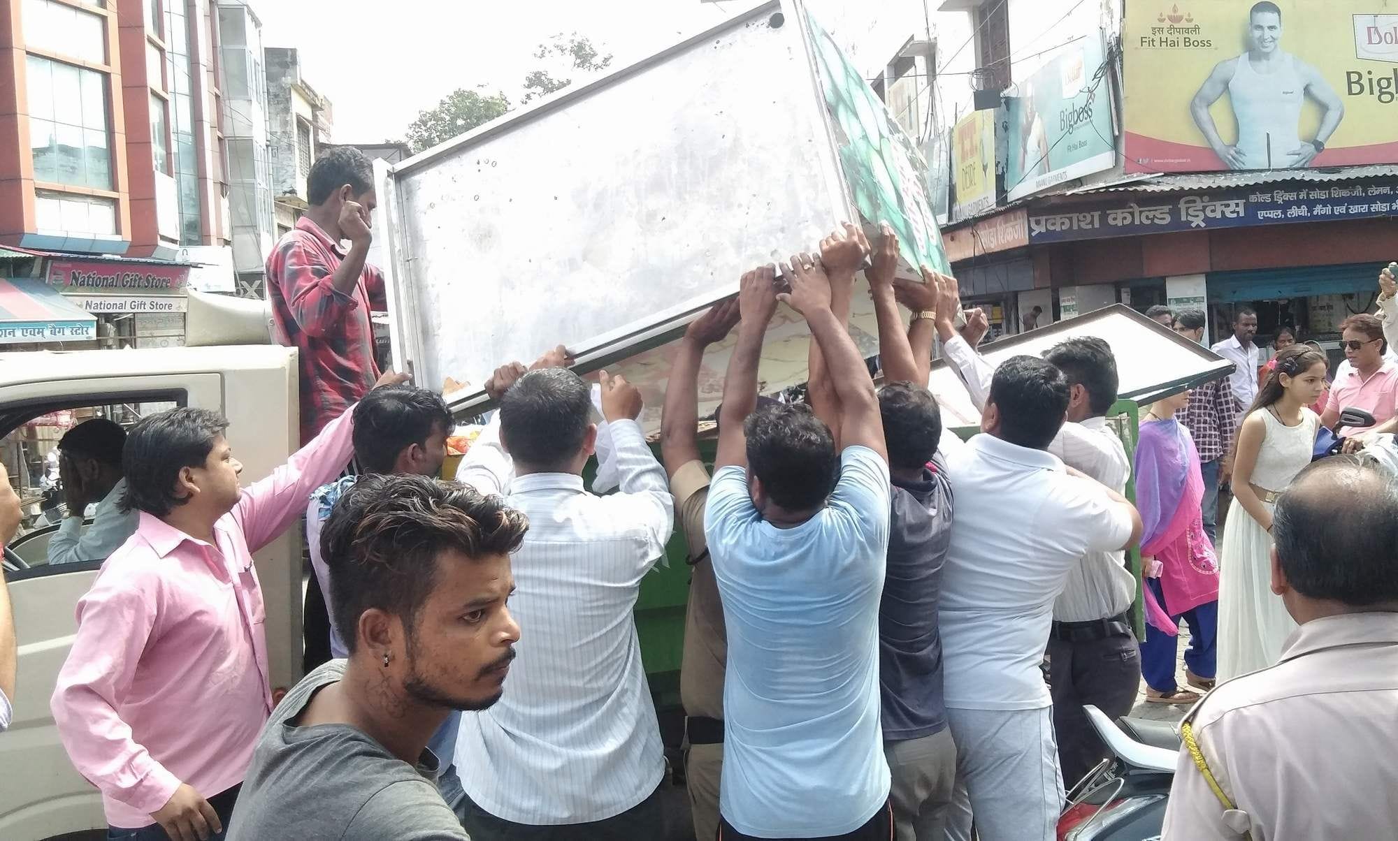 कोटद्वार के गोखले मार्ग पर अतिक्रमण हटाते नगर निगम के कर्मचारी। कोटद्वार के गोखले मार्ग पर अतिक्रमण हटाते नगर निगम के कर्मचारी।