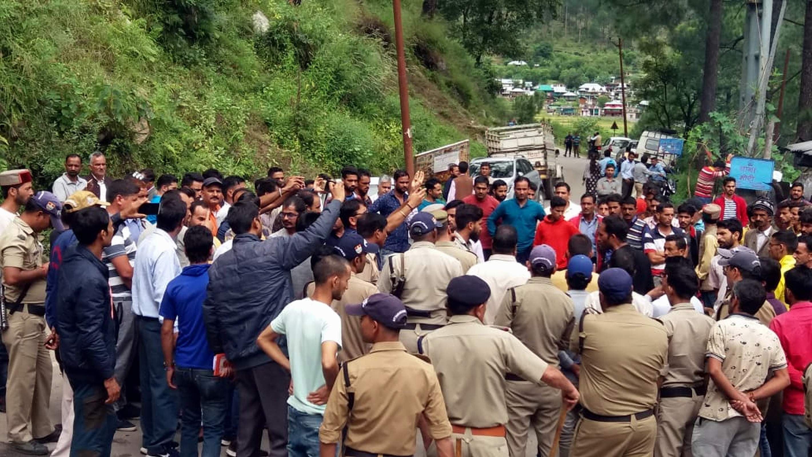 मोरी उत्तरकाशी में छात्र की मौत के बाद बाजार में चक्काजाम लगाकर नारेबाजी करते गुस्साए ग्रामीण। मोरी उत्तरकाशी में छात्र की मौत के बाद बाजार में चक्काजाम लगाकर नारेबाजी करते गुस्साए ग्रामीण।