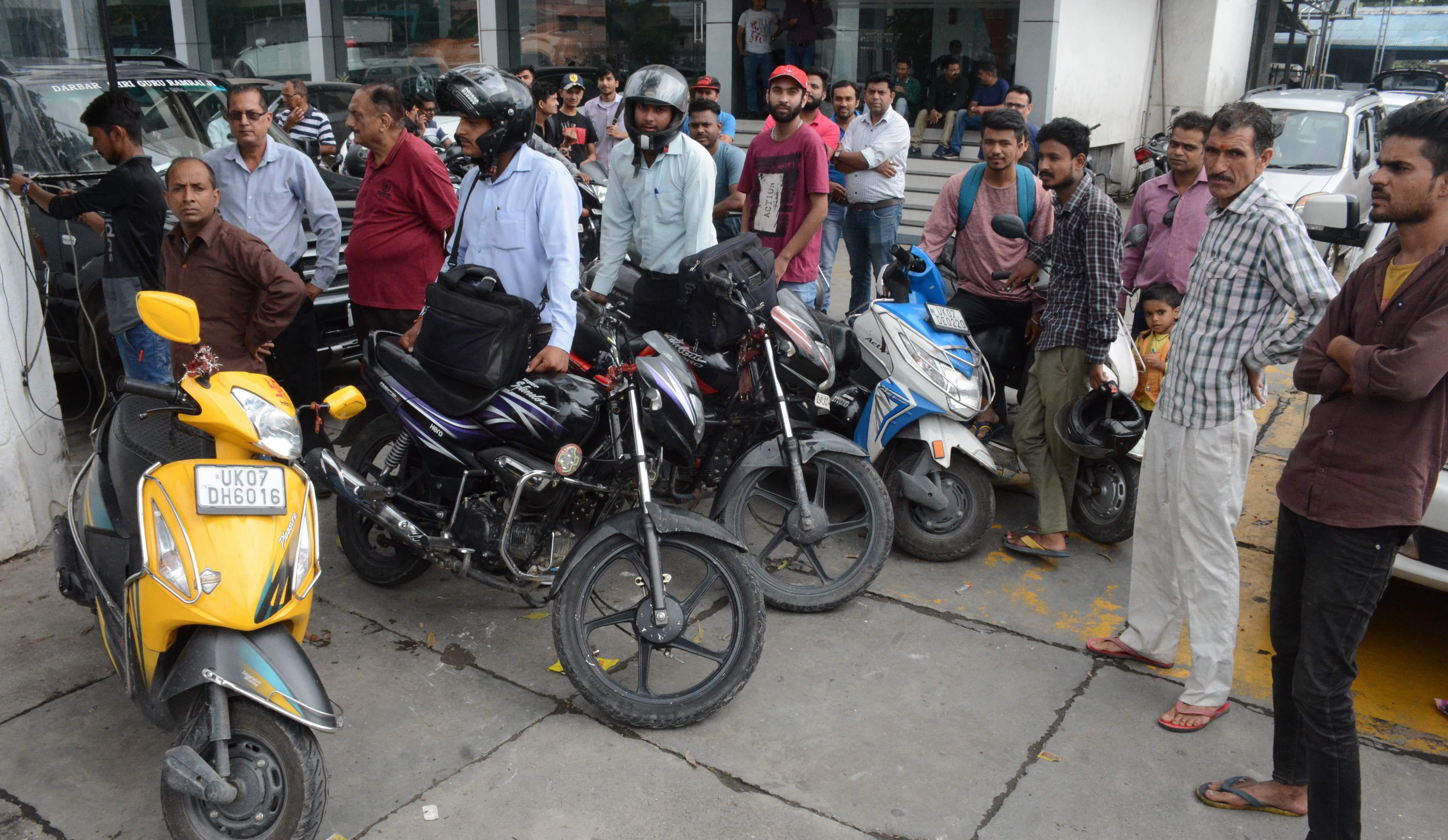 रविवार को 12 बजे करीब आईएसबीटी फ्लाईअवर के पास प्रदूषण जांच केंद्र में वाहनों की जांच करवाने के लि? रविवार को 12 बजे करीब आईएसबीटी फ्लाईअवर के पास प्रदूषण जांच केंद्र में वाहनों की जांच करवाने के लि?