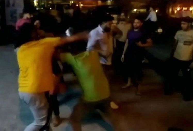 जालंधरः लड़कों ने लड़कियों को पीटा, मूकदर्शक बन देखती रही पुलिस, लोगों ने किया बीच बचाव लड़कों ने लड़कियों को पीटा