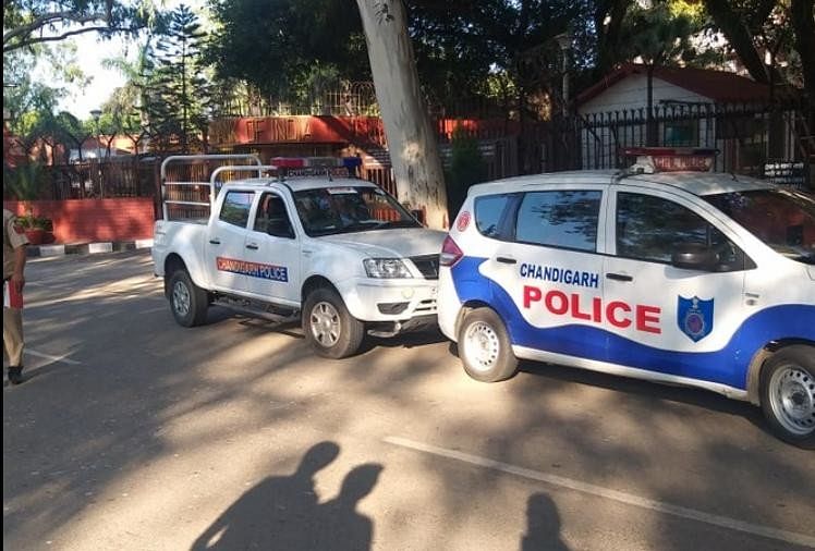 चंडीगढ़ः रिजर्व बैंक की सुरक्षा में तैनात आईटीबीपी के जवान को लगी गोली, परिसर में मचा हड़कंप रिजर्व बैंक के बाहर खड़ी पीसीआर