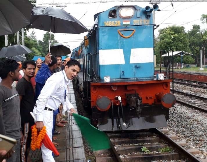 अंतू रेलवे स्टेशन पर पद्मावत ट्रेन के ठहराव के बाद झंडी दिखाकर रवाना करते स्टेशन मास्टर।