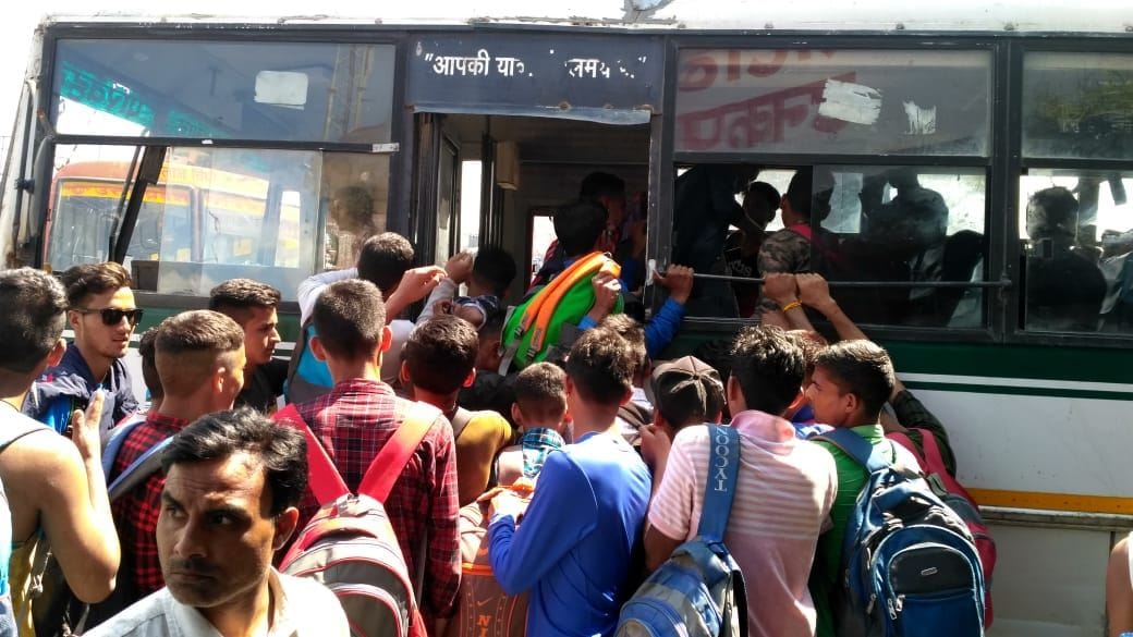 टनकपुर बस स्टेशन में बस में चढ़ने को सेना भर्ती में आए युवकों में मची होड़। टनकपुर बस स्टेशन में बस में चढ़ने को सेना भर्ती में आए युवकों में मची होड़।