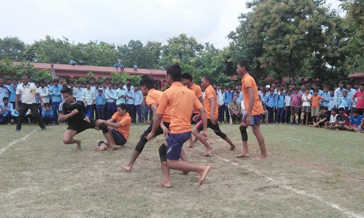 कबड्डी प्रतियोगिता में प्रतिभाग करते प्रतिभागी।