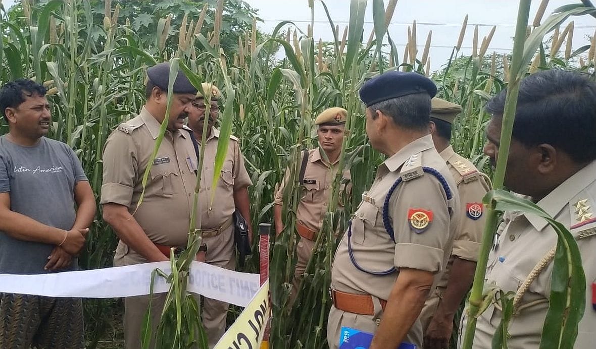एका के नगला गौसा में बच्चे का शव मिलने के बाद मौके पर पहुची फोरेंसिक टीम एव एसपी ग्रामीण के साथ सीओ