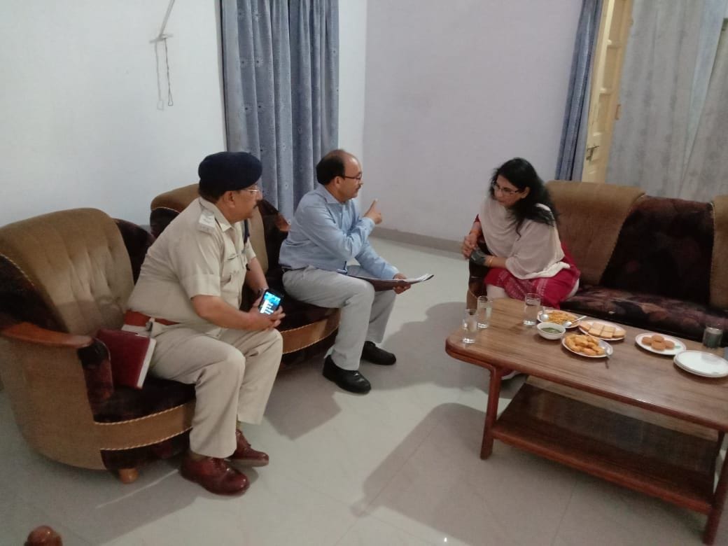 कमिश्नर कालपी एसडीएम से जानकारी लेती कमिश्नर कालपी एसडीएम से जानकारी लेती