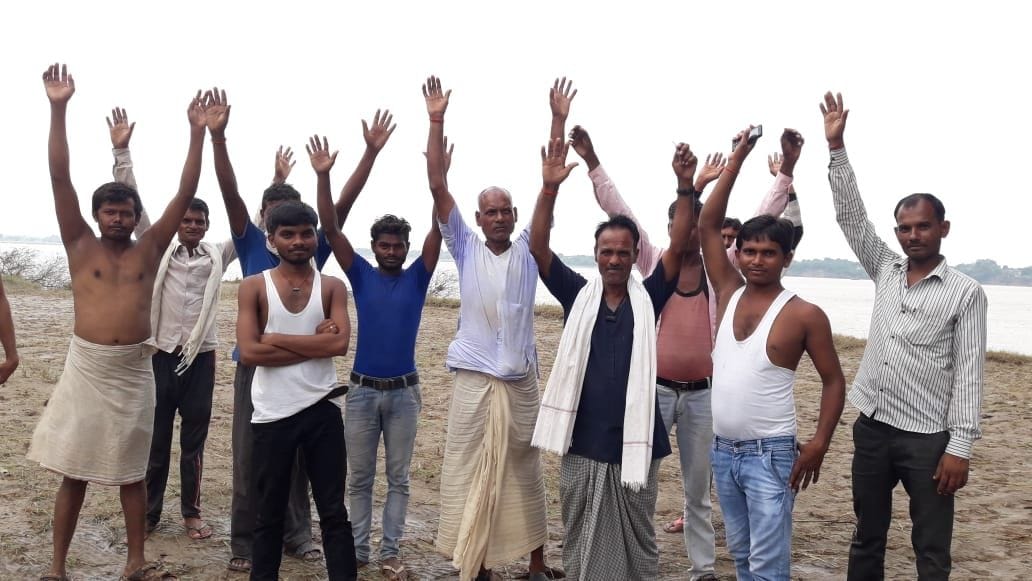 पाली गांव के लोग प्रशासन के खिलाफ नारेबाजी करते।