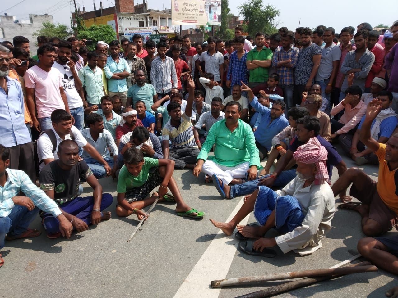 नेदूला चौराहे पर युवक के हत्या के विरोध में सड़क पर शव रख कर धरना देते लोग। नेदूला चौराहे पर युवक के हत्या के विरोध में सड़क पर शव रख कर धरना देते लोग।