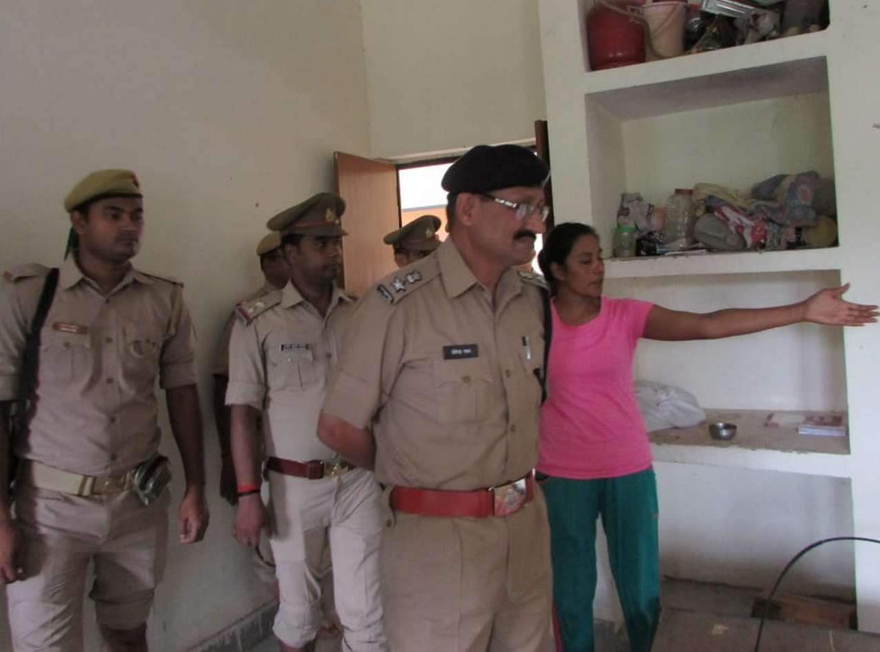 ुलिस लाइन में महिला आरक्षी के फांसी के बाद घटनास्थल का निरीक्षण करते एसपी देवेंद्र नाथ। ुलिस लाइन में महिला आरक्षी के फांसी के बाद घटनास्थल का निरीक्षण करते एसपी देवेंद्र नाथ।