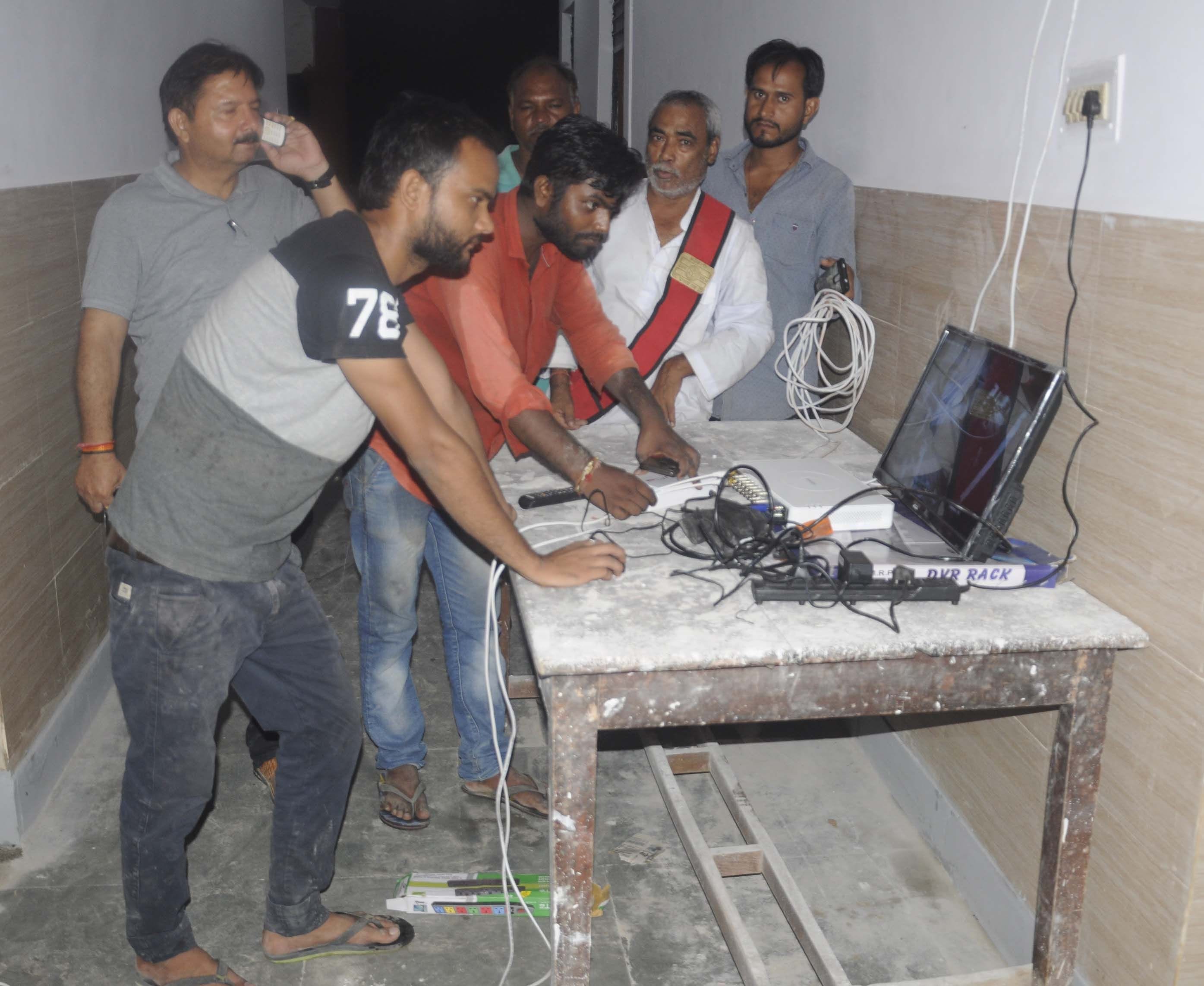 सदर तहसील परिसर में विधानसभा उप चुनाव को नामांकन स्थल पर सीसीटीवी कैमरा लगाते कर्मचारी।