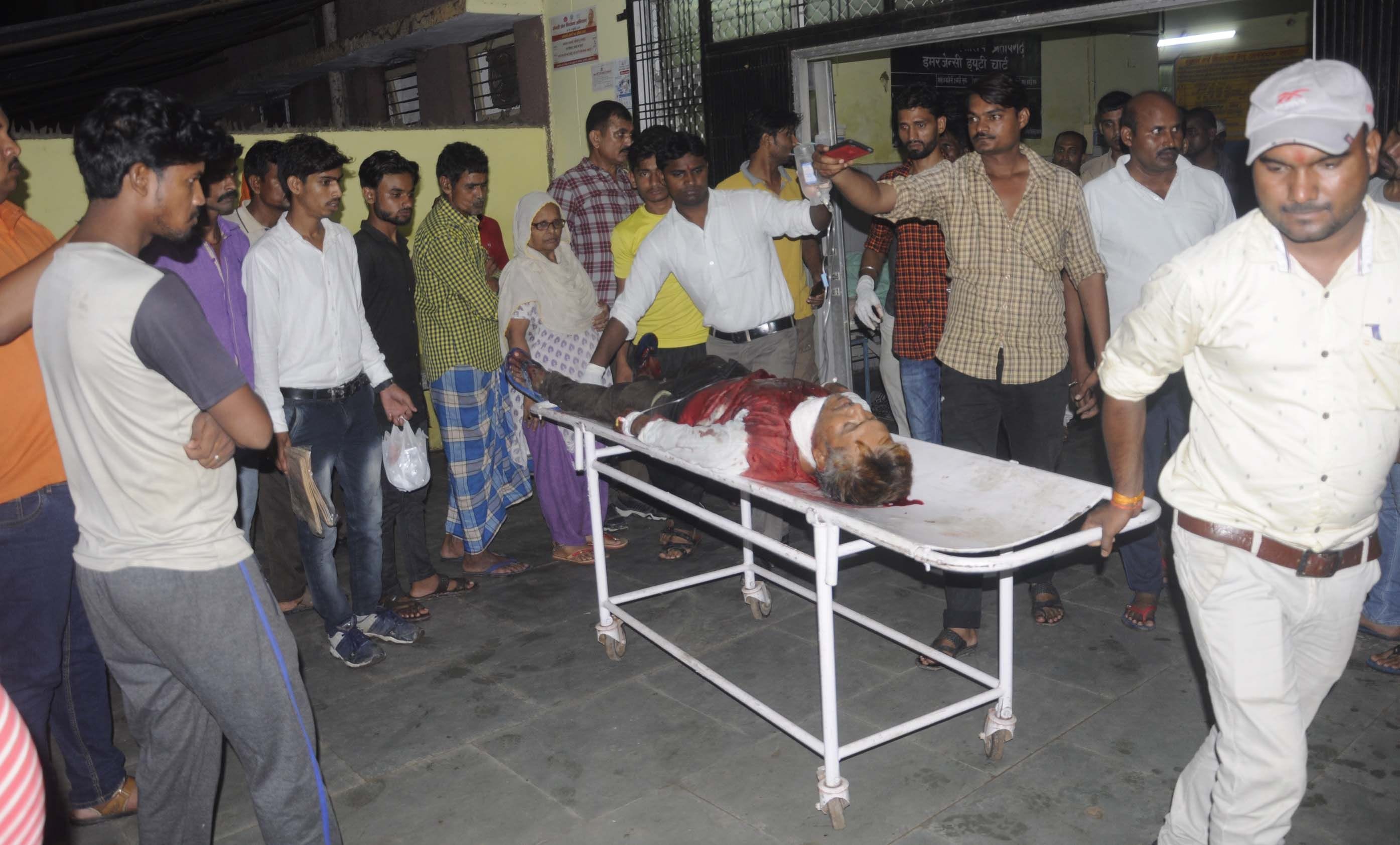 नगर कोतवाली के सीताराम धाम के समीप बदमाशों के हमले में घायल युवक बनवारी लाल को जिला अस्पताल से रे? नगर कोतवाली के सीताराम धाम के समीप बदमाशों के हमले में घायल युवक बनवारी लाल को जिला अस्पताल से रे?