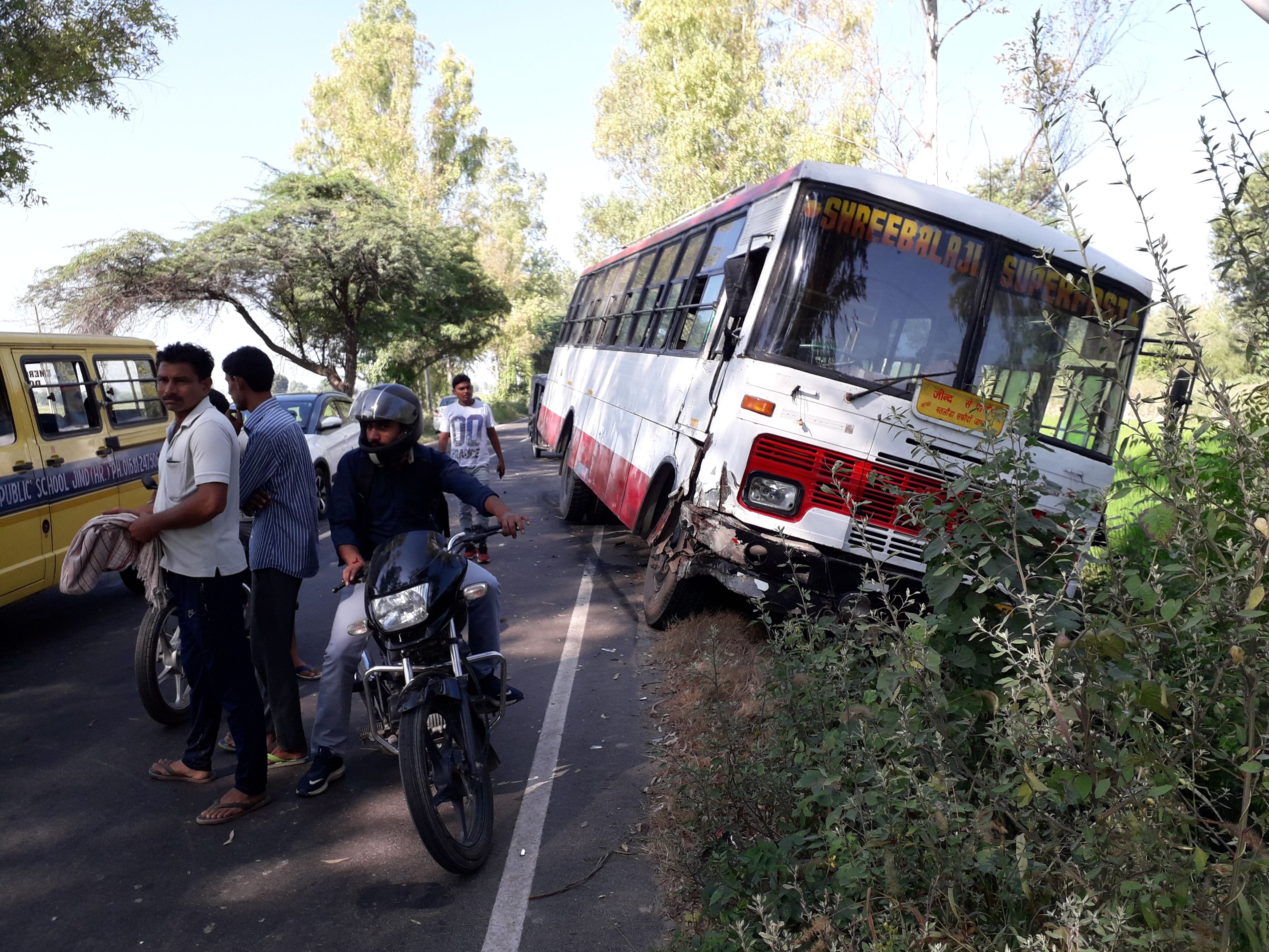 घटनास्थल पर सड़क किनारे धंसी निजी बस। घटनास्थल पर सड़क किनारे धंसी निजी बस।