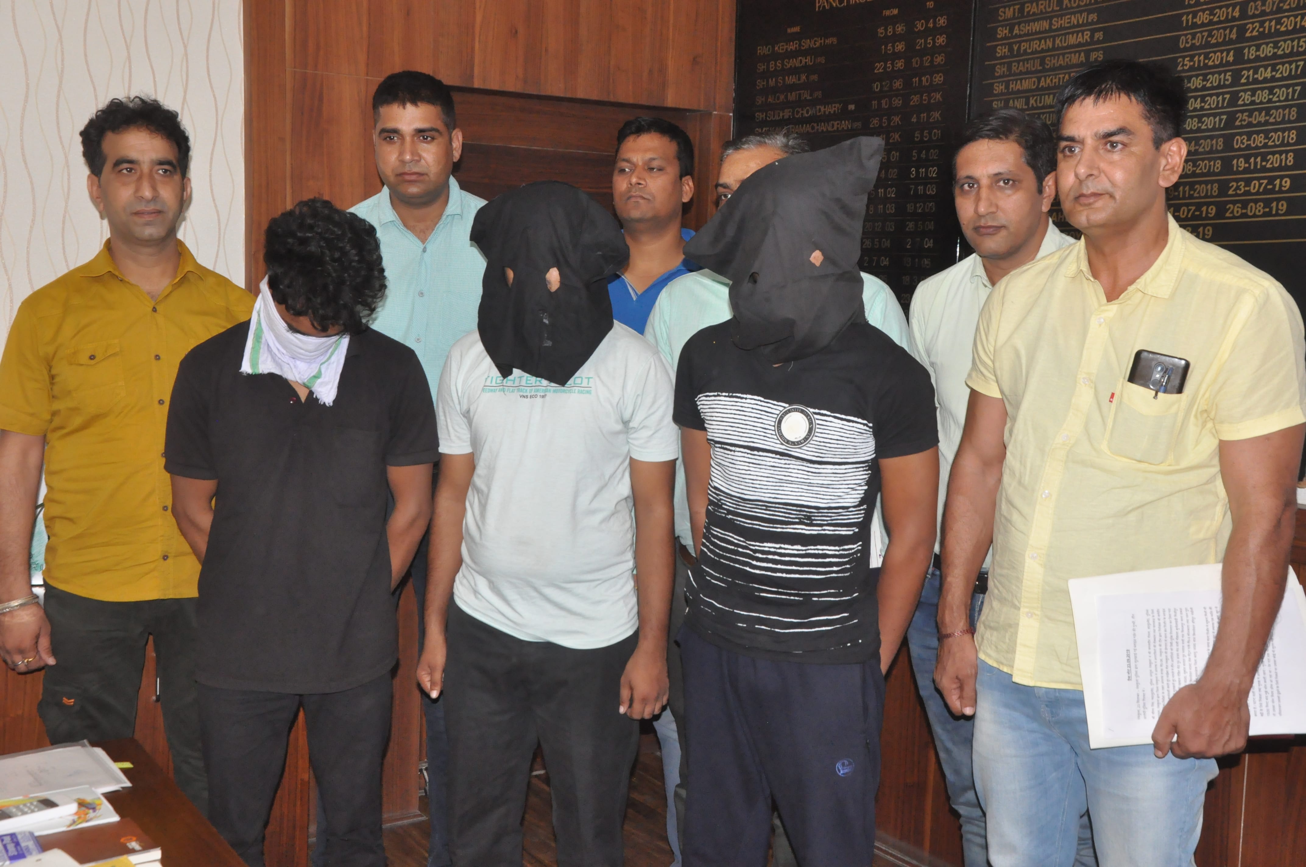 पंचकूला क्राइम ब्रांच पुलिस की गिरफ्त में टैक्सी चालक की हत्या के तीनों आरोपी। पंचकूला क्राइम ब्रांच पुलिस की गिरफ्त में टैक्सी चालक की हत्या के तीनों आरोपी।